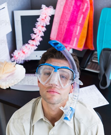 Man wearing scubamask in office. Photo : Daniel Grill