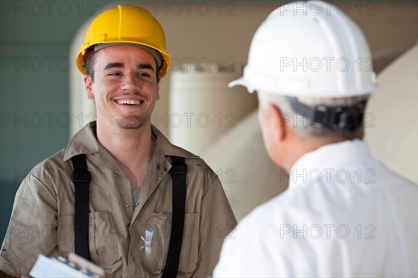 Manual worker and manager. Photo : db2stock