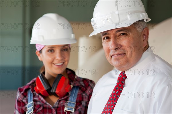 Portrait of manual worker and manager. Photo : db2stock