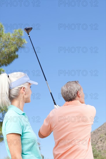 Couple playing golf. Photo : db2stock