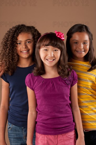 Studio portrait of three girls (10-11). Photo : Rob Lewine