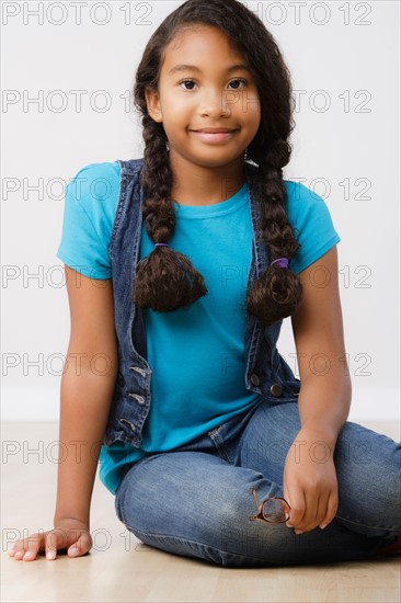 Studio portrait of girl (8-9). Photo : Rob Lewine