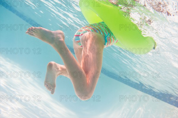 Girl (10-11) swimming underwater. Photo : Daniel Grill