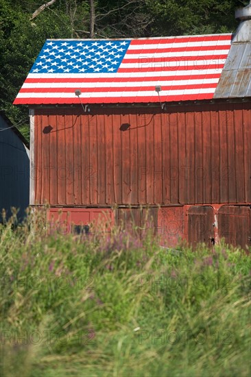 USA, New York State, Chester, Barn with American Flag on roof. Photo: fotog