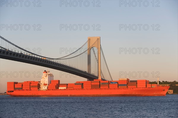 USA, New York State, New York City, Brooklyn, Container Ship under Verrazano-Narrows Bridge. Photo : fotog