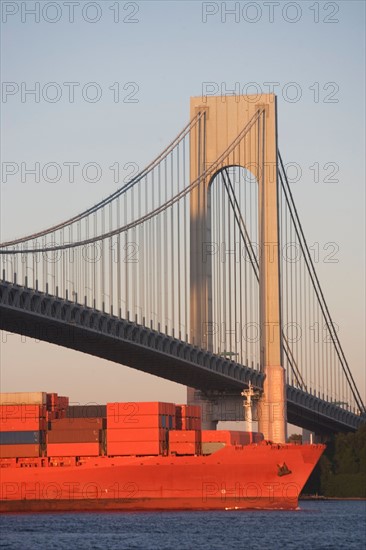 USA, New York State, New York City, Brooklyn, Container Ship under Verrazano-Narrows Bridge. Photo : fotog