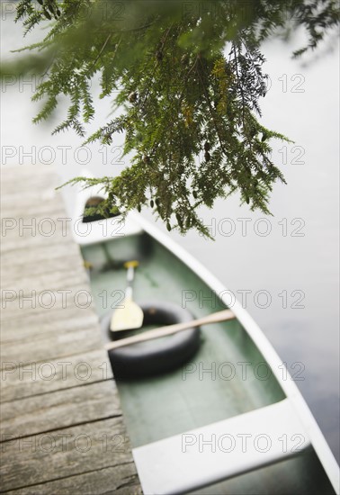 USA, New York, Putnam Valley, Roaring Brook Lake, Boat moored at pier. Photo : Jamie Grill