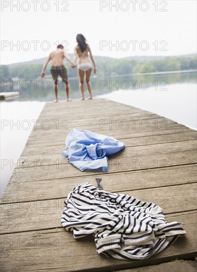 USA, New York, Putnam Valley, Roaring Brook Lake, Couple standing on pier by lake. Photo : Jamie Grill