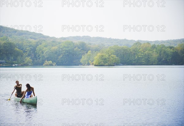 USA, New York, Putnam Valley, Roaring Brook Lake, Couple in boat on lake. Photo : Jamie Grill