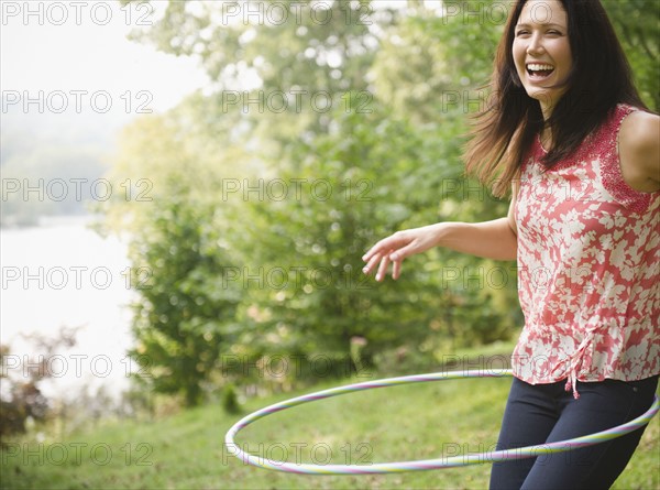 Roaring Brook Lake, Woman plying with hoopla hoop. Photo : Jamie Grill