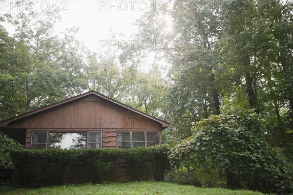 USA, New York, Putnam Valley, Roaring Brook Lake, Summer home in forest. Photo : Jamie Grill