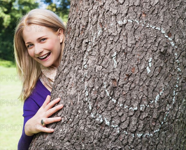 USA, New York, New York City, Manhattan, Central Park, Young woman embracing tree. Photo : Daniel Grill