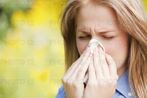 Close up of woman sneezing. Photo : Daniel Grill