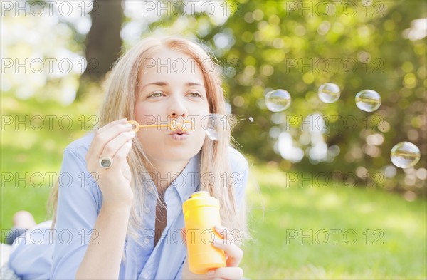 USA, New York, New York City, Manhattan, Central Park, Woman blowing bubbles. Photo : Daniel Grill