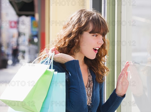 Woman window shopping. Photo : Daniel Grill