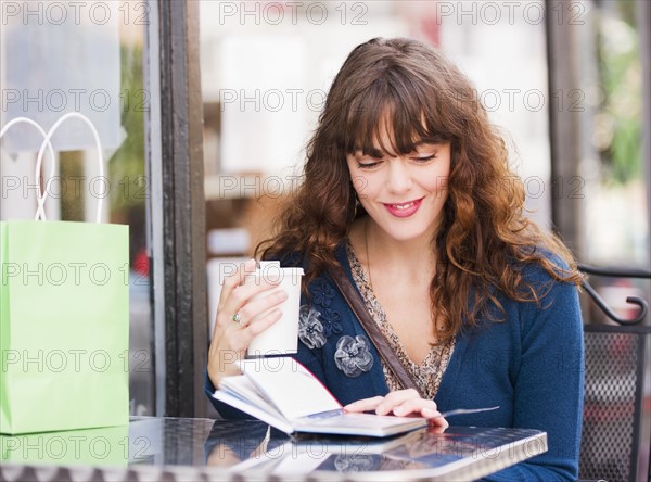 Woman sitting in sidewalk cafe. Photo : Daniel Grill