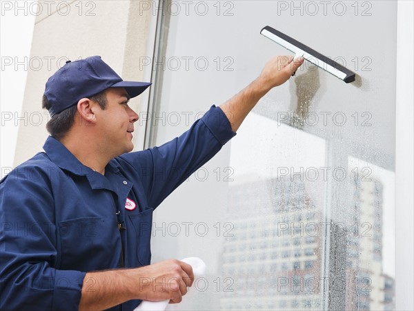 Man cleaning window. Photo : Daniel Grill