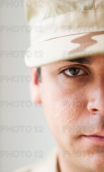 Portrait of soldier, studio shot. Photo : Daniel Grill