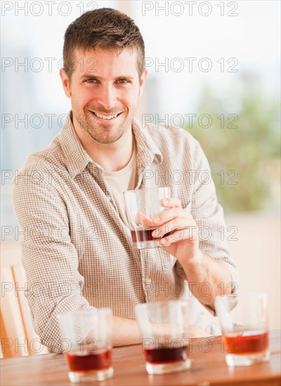 Man tasting whiskey. Photo : Daniel Grill