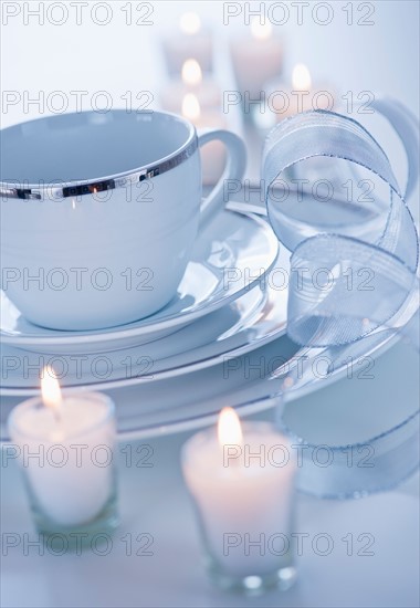 White place setting. Photo : Daniel Grill