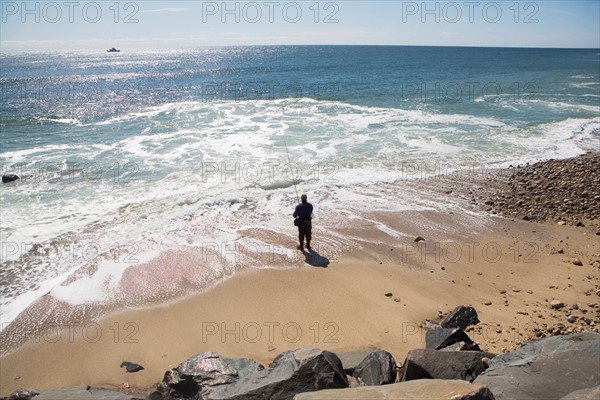USA, New York, Long Island, Montaurk, Man fishing in sea. Photo : fotog