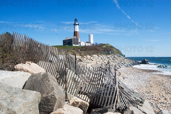 USA, New York, Long Island, Montaurk, Coastline with lighthouse. Photo : fotog