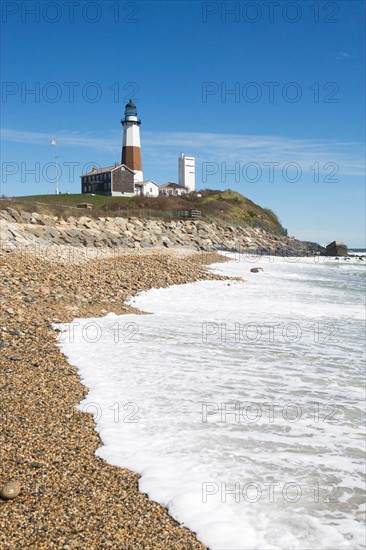 USA, New York, Long Island, Montaurk, Coastline with lighthouse. Photo : fotog