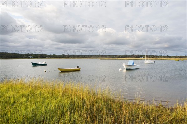 USA, New York, Long Island, East Hampton, Boats floating on lake. Photo : fotog