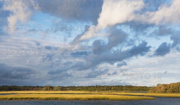 USA, New York, Long Island, East Hampton, Clouds over lake. Photo : fotog