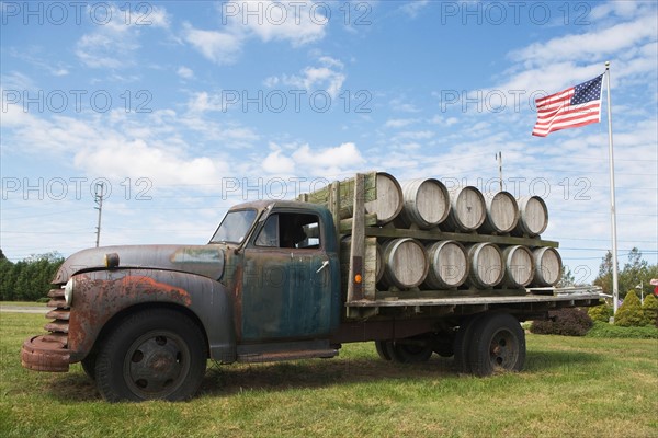 USA, New York, Long Island, Cutchogue, Old delivery vehicle. Photo : fotog