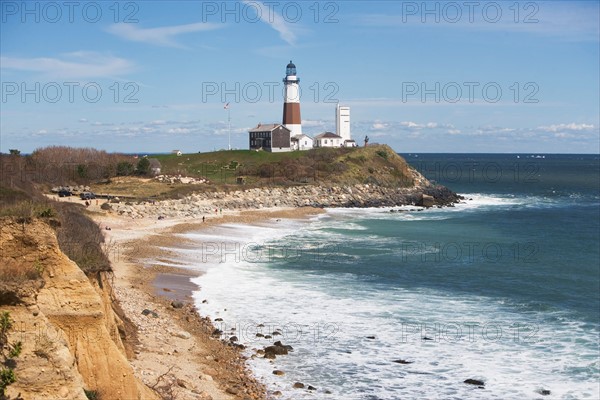 USA, New York, Long Island, Montaurk, Coastline with lighthouse. Photo : fotog