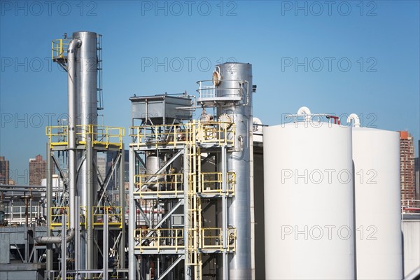 USA, New York State, New York City, Oil processing plant. Photo : fotog