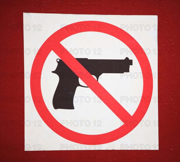 No guns allowed sign. Photo : fotog