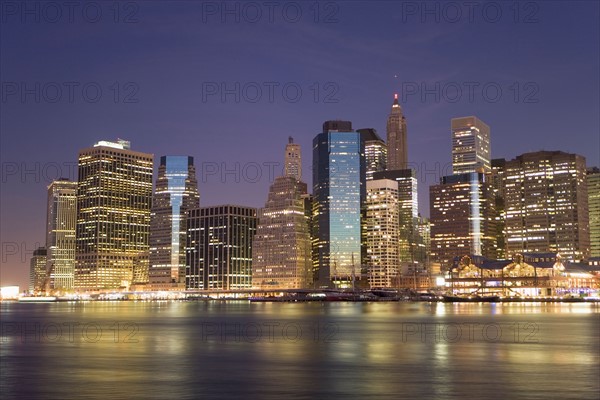 USA, New York State, New York City, City skyline at dusk. Photo : fotog