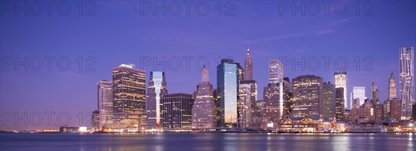 USA, New York State, New York City, City skyline at dusk. Photo : fotog