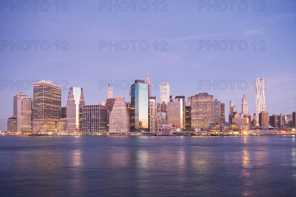 USA, New York State, New York City, City skyline at dusk. Photo : fotog