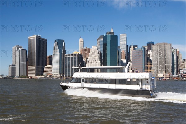 USA, New York State, New York City, Cruise ship on East River. Photo : fotog