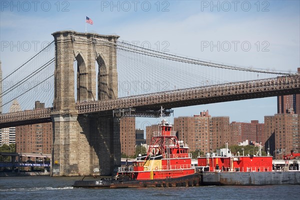 USA, New York State, New York City, Barge under Brooklyn Bridge. Photo : fotog