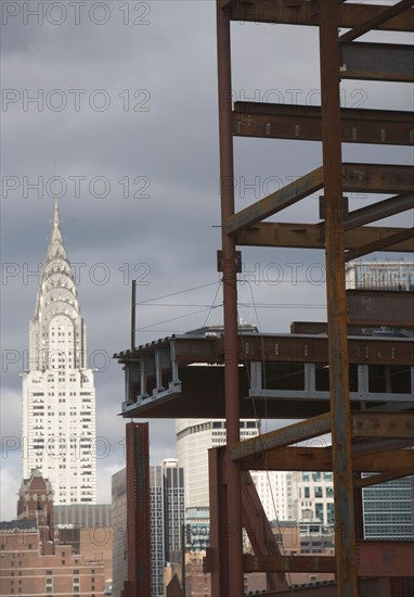 USA, New York State, New York City, Construction site and Chrysler building in background. Photo : fotog