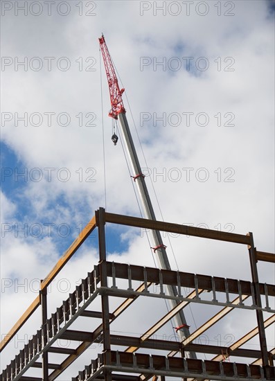 USA, New York State, New York City, Cranes on cloudy sky. Photo : fotog