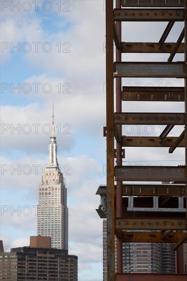 USA, New York State, New York City, Construction site and skyscrapers in background. Photo : fotog