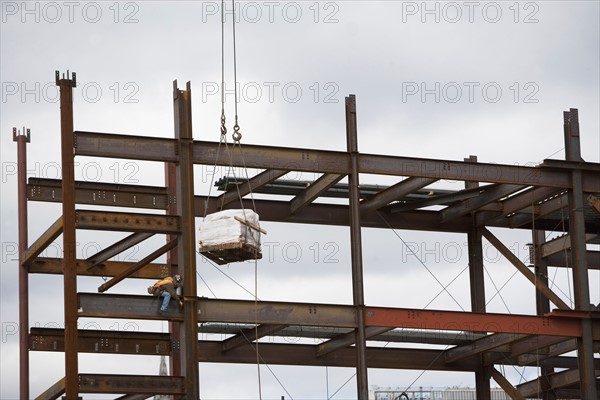 USA, New York City, Construction worker sitting on unfinished structure. Photo : fotog