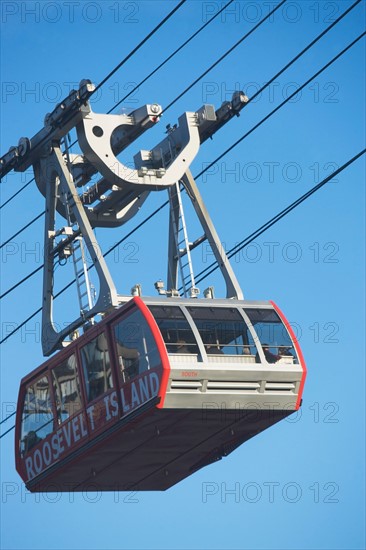 USA, New York City, Low angle view of Roosevelt Island Tram gondola. Photo: fotog