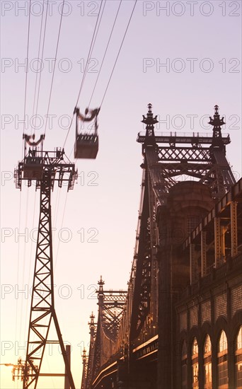 USA, New York City, Manhattan, Queensboro Bridge and Roosevelt Island Tram. Photo: fotog