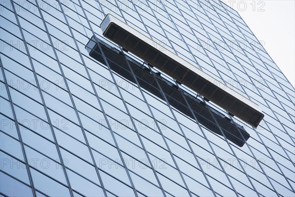 USA, New York City, Manhattan, Window cleaning outside office block. Photo : fotog