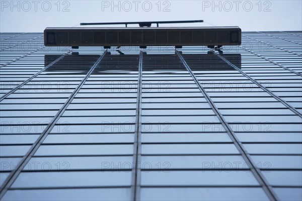 USA, New York City, Manhattan, Window cleaning outside office block. Photo : fotog