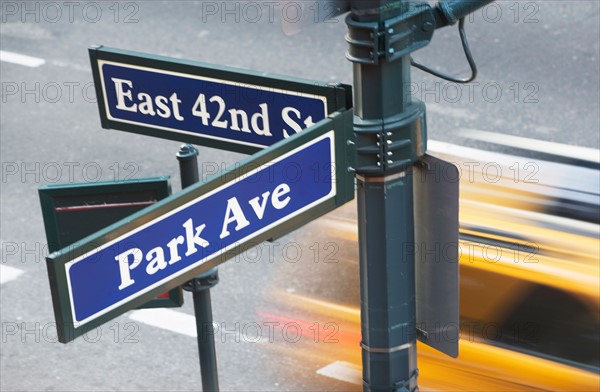 USA, New York City, Manhattan, Road direction sign at crossroads of 42nd Street and Park Avenue. Photo: fotog