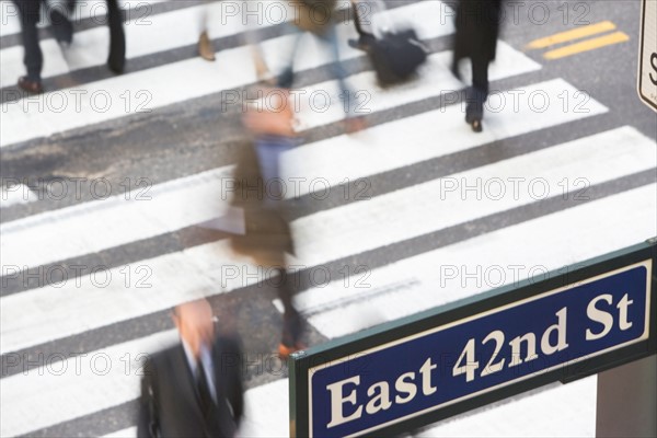 USA, New York City, Manhattan, 42nd street, Pedestrians on zebra crossing. Photo : fotog