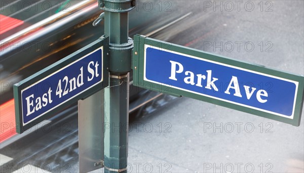 USA, New York City, Manhattan, Road direction sign at crossroads of 42nd Street and Park Avenue. Photo : fotog
