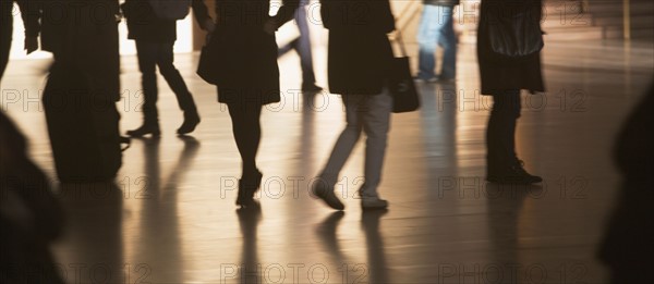 Urban scene with backlit pedestrians . Photo : fotog